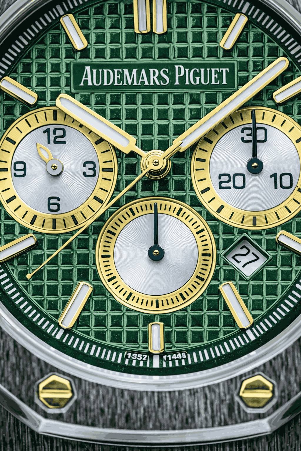 chronograph-watch-green-dial-macro-details